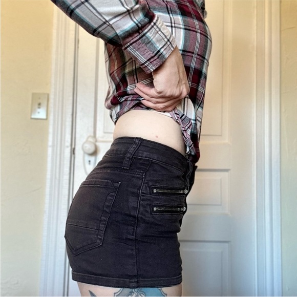Kendall & Kylie Super High-Rise Black Zipper
Shorts SIZE 3 - Picture 6 of 8